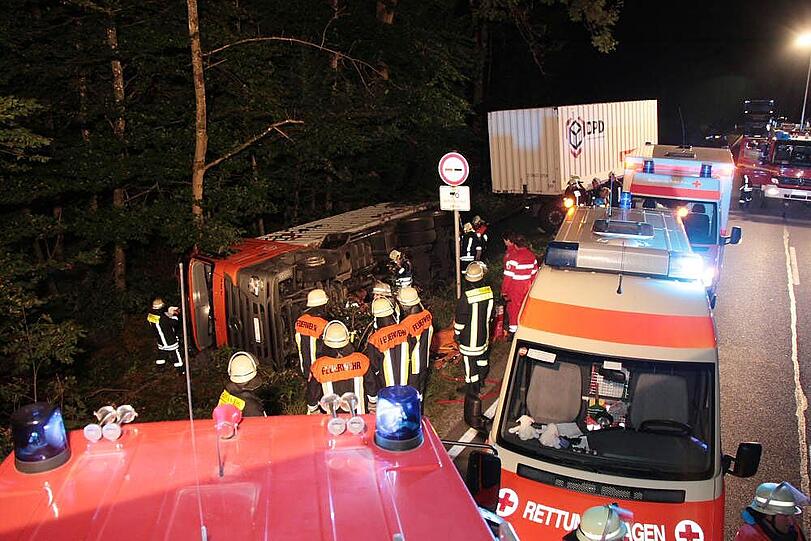 Warum ein aus München kommender Lkw am Montagabend auf der B12 nach rechts umkippt und seinen Fahrer einklemmt, ist nicht bekannt. Der Mann wird in ein Krankenhaus gebracht.