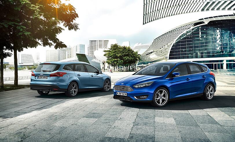Zwei der drei Karosserie-Versionen des neuen Ford Focus: Turnier genannter Kombi (l.) und Fünftürer.