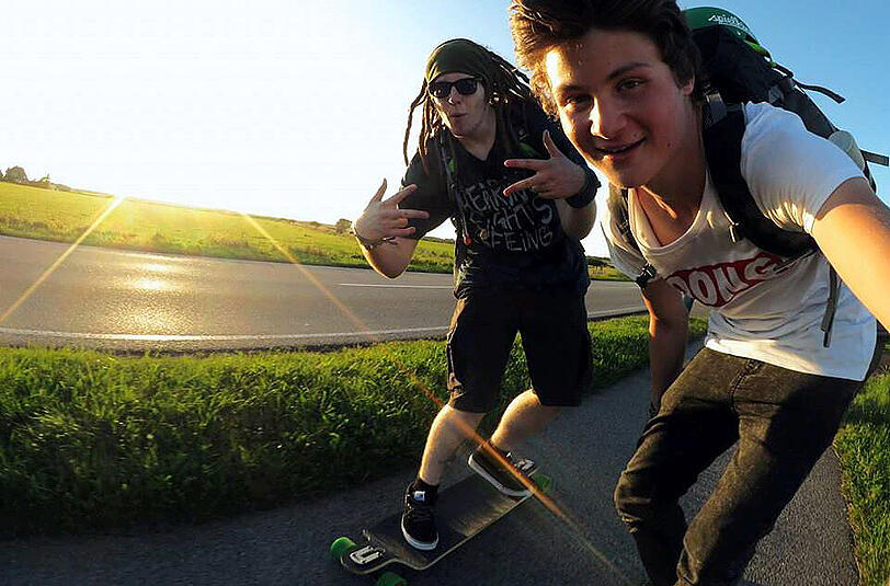 Simon Unge (l) und Felix von der Laden am Montag auf ihren Longboards bei Kronach.