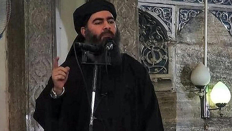 Dieser Screenshot aus einem IS-Video zeigt angeblich Abu Bakr al-Baghdadi, den Chef der Terror-Miliz.
