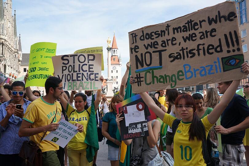 Mehrere Hundert Brasilianer und Brasilianerinnen haben am Marienplatz gegen Zustände in Brasilien demonstriert.