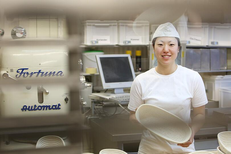 "Schon als Kind wollte ich Bäcker werden", sagt Ayaka Kawamura aus Japan. Nun ist ihr Traum wahr geworden - in einer Bäckerei im Münchner Stadtteil Laim.