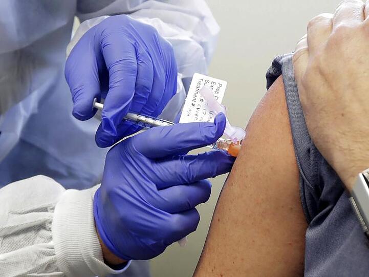 Eine Versuchsperson erhält eine Spritze mit einem potenziellen Impfstoff gegen das Coronavirus.