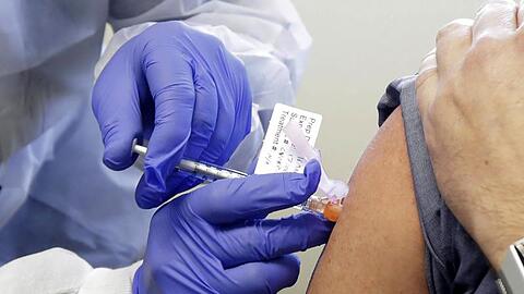 Eine Versuchsperson erhält eine Spritze mit einem potenziellen Impfstoff gegen das Coronavirus.