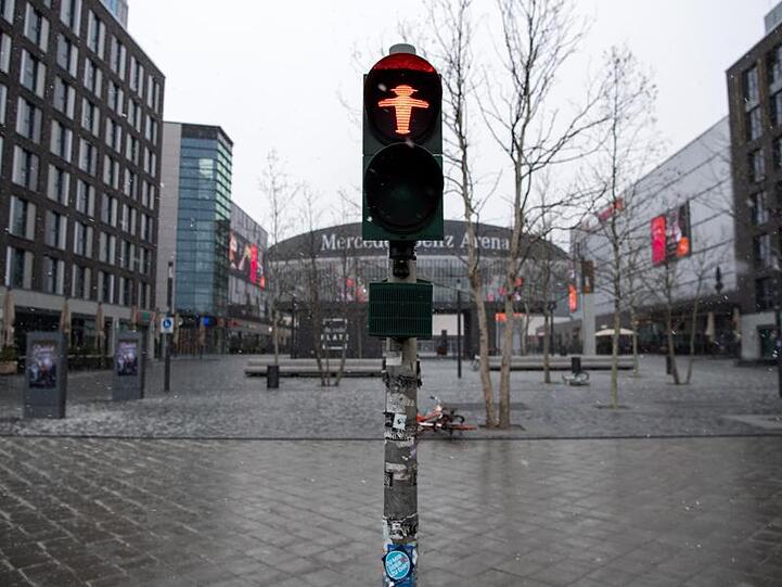 Ein Platz in Berlin ist menschenleer - das öffentliche Leben ist massiv eingeschränkt.