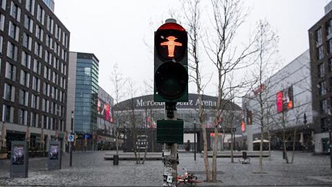 Ein Platz in Berlin ist menschenleer - das öffentliche Leben ist massiv eingeschränkt.