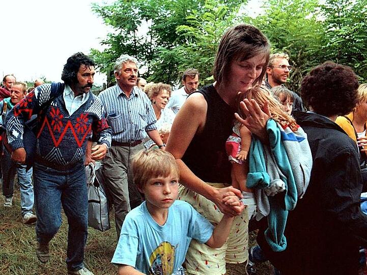 Massenflucht am 18. August 1989: DDR-Bürger drängen mit ihren Kindern durch das geöffnete Grenztor von Ungarn aus nach Österreich.