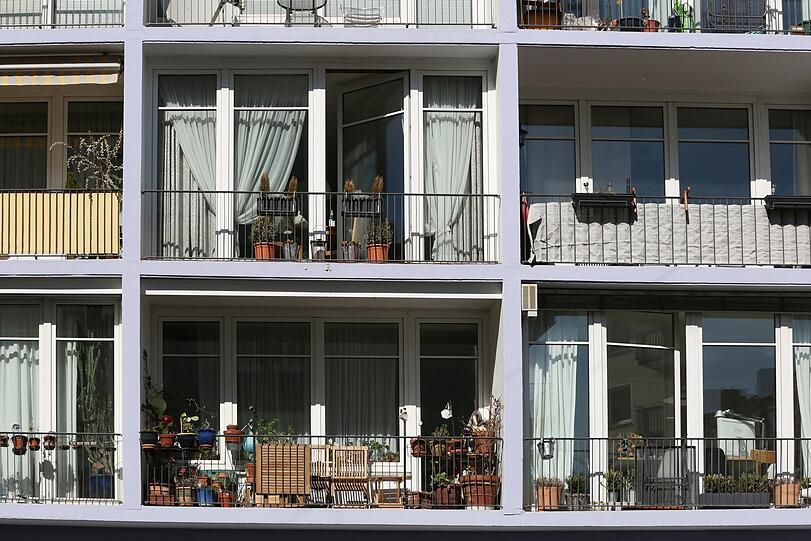 Ein Blick rauf nach Balkonien in der Georgenstraße.