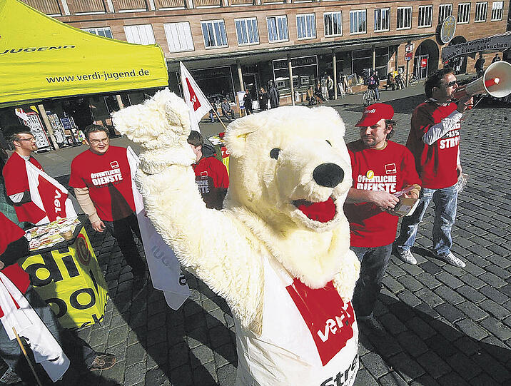 &bdquo;Mehr Flocken&ldquo; forderte dieser Eisbär gestern im Namen der Gewerkschaftsjugend am Hauptmarkt. Heute werden die Streiks an Kindertagesstätten und Behinderteneinrichtungen fortgeführt.Foto: B. Meyer