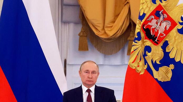 Kremlchef Putin sieht, dass sein Krieg nicht nur die Ukraine zerstört, sondern auch der russischen Wirtschaft zusetzt und den sozialen Frieden gefährdet.