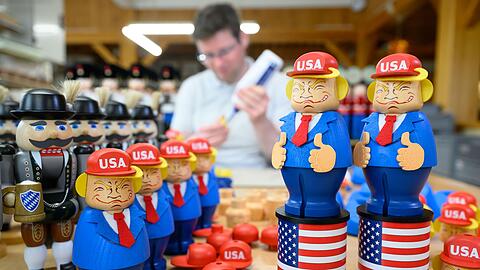 Donald Trump fürs Wohnzimmer: Kunsthandwerker in Seiffen widmen dem US-Präsidenten eine neue Räucherfigur.