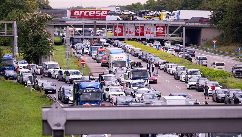 Autos stehen im Stau auf der Autobahn 9 (A9) während einer Aktion von Klimaaktivisten gegen die IAA im Stau. Autos stehen im Stau auf der Autobahn 9 (A9) während einer Aktion von Klimaaktivisten gegen die IAA im Stau.