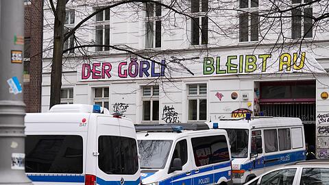 Ein halbes Jahr nach dem Anschlag auf Stromleitungen zum Berliner Techpark Adlershof gibt es eine Razzia in mehreren Bundesl&auml;ndern.