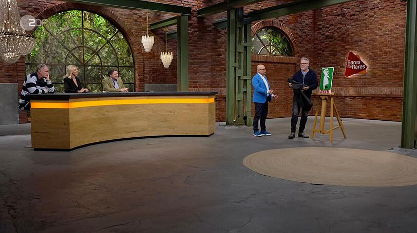 Im H&auml;ndlerraum wollte Jan Cizek (rechts) das Schild am liebsten direkt mitnehmen.