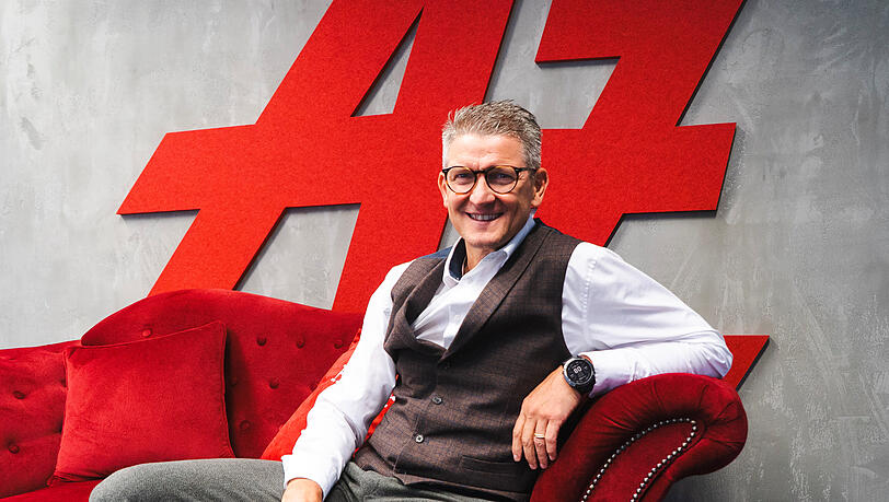Probesitzen: Probesitzen: Enrico Jelitzki nimmt schon einmal auf "seinem" roten AZ-Sofa Platz. Probesitzen: Probesitzen: Enrico Jelitzki nimmt schon einmal auf "seinem" roten AZ-Sofa Platz.