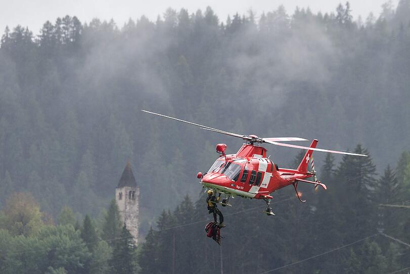 Die Rettungskräfte mussten die Verletzten mit Hubschraubern von der schwer zugänglichen Unfallstelle bergen. Die Bilder.
