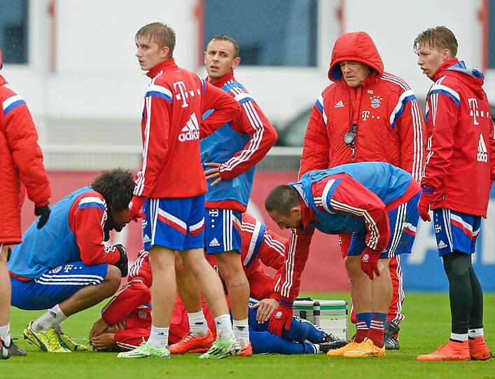 Der FCB-Schock in Bildern - hier wird der verletzte Philipp Lahm beim Training abtransportiert!