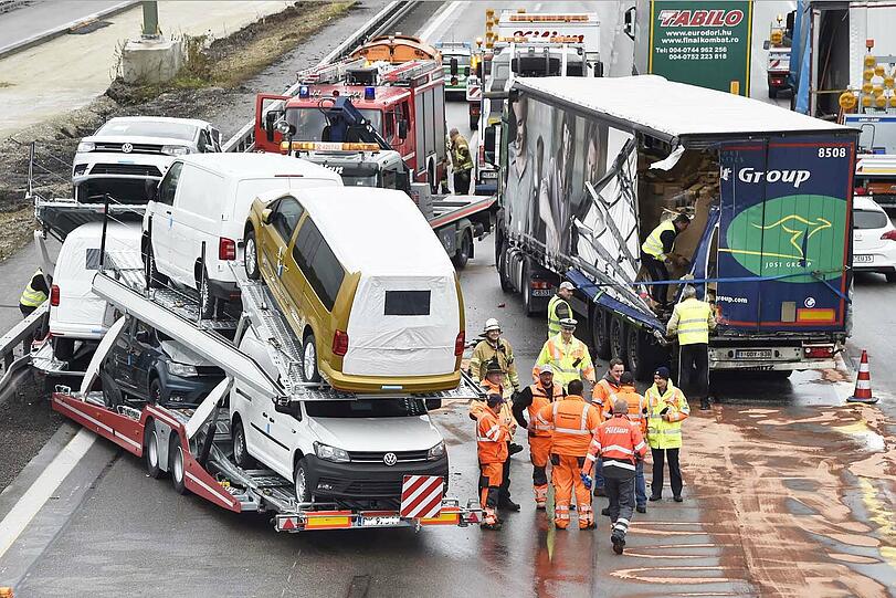 Auf der A99 ist ein Autotransporter auf einen vorausfahrenden Sattelschlepper aufgefahren. Der Unfall führte zu kilometerlangen Staus.