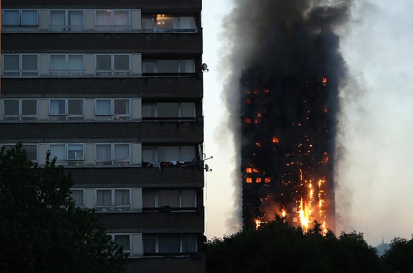 Das Hochhaus brennt vom 2. bis zum 27. Stock, Menschen wurden von den Flammen eingeschlossen - Bilder vom Inferno im Londoner Stadtbezirk Royal Borough of Kensington and Chelsea