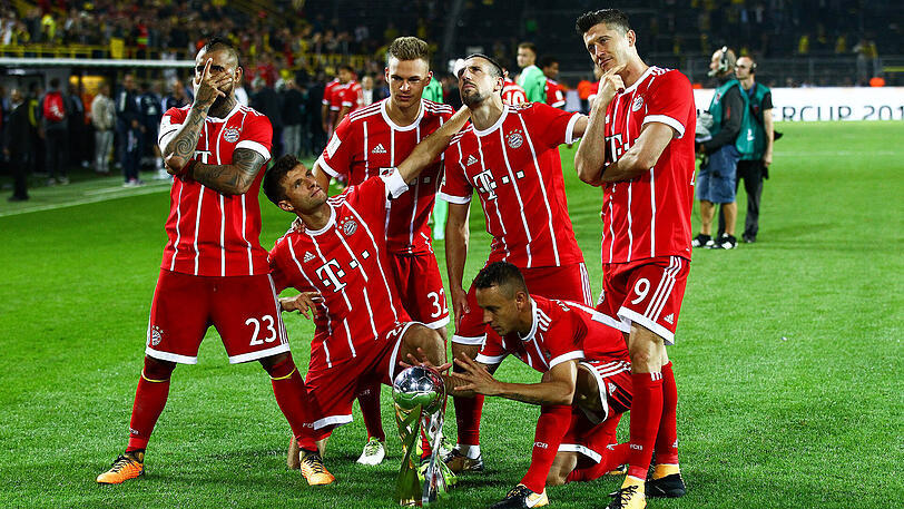 Pose des Abends: Die Bayern-Profis wissen sich auch in der Stunde des Sieges bestens in Szene zu setzen.