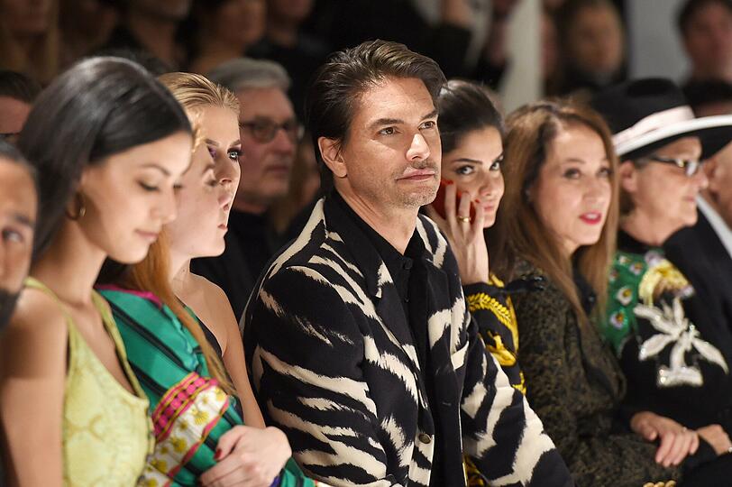 Marcus Schenkenberg schaut den Models zu, während Shermine Shahrivar telefoniert