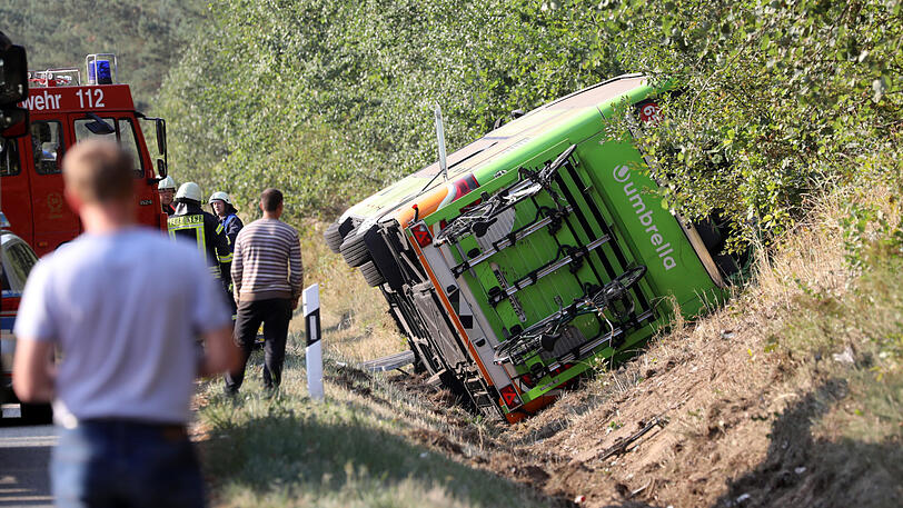 Bei dem Fernbus-Unfall verletzten sich 16 Personen &ndash; die Bilder vom Unfallort.