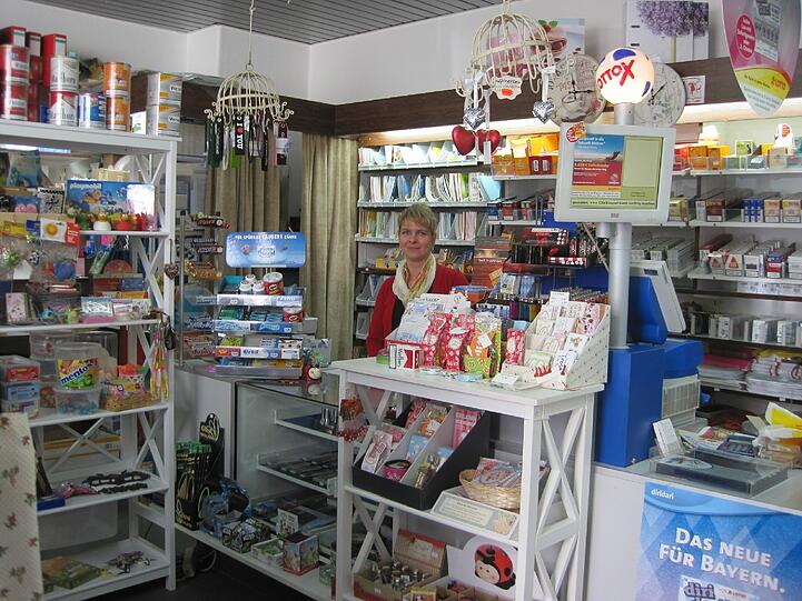 Katharina Schramm verkauft in ihrem Geschäft Schreib- und Tabakwaren, Zeitschriften, Zeitungen, Lotto, Geschenkartikel, Kleidung, Schmuck und Accessoires.