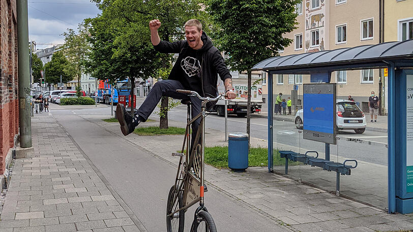 Ein Radl, das auffällt. Und für das der Brauer und Gastronom Tilman Ludwig 160 Euro Bußgeld pro Woche zahlen
sollte. Jetzt hat er deshalb sein Werbeschild, das am Radl angebracht war, abmontiert.