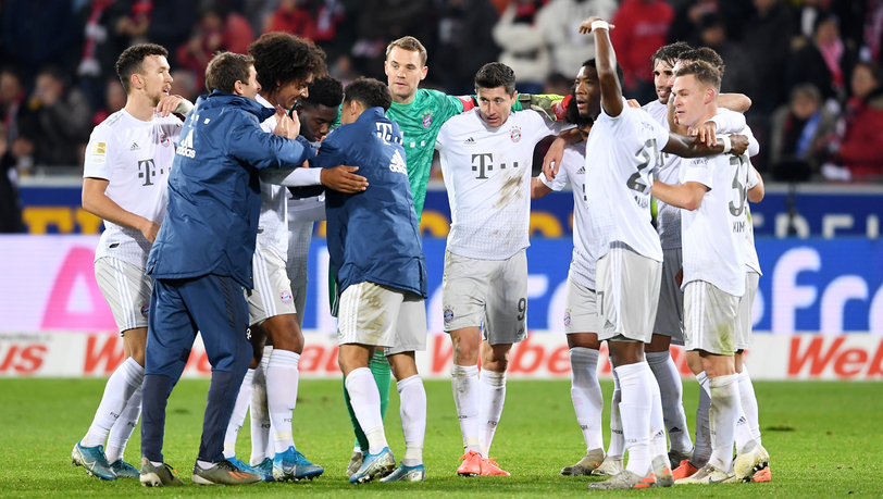 Der FC Bayern jubelt nach dem Sieg in Freiburg