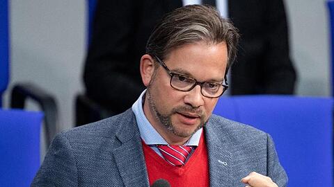 Florian Pronold (SPD) steht während eines Redebeitrags am Mikrofon. Foto: Bernd von Jutrczenka/dpa/Archivbild