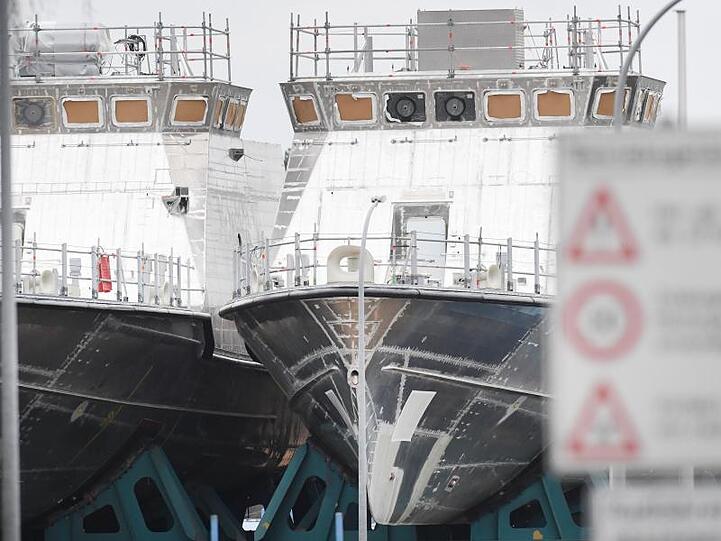 Patrouillenboote für Saudi-Arabien liegen auf dem Werftgelände der zur Lürssen-Werftengruppe gehörenden Peene-Werft in Wolgast.