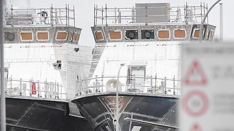Patrouillenboote für Saudi-Arabien liegen auf dem Werftgelände der zur Lürssen-Werftengruppe gehörenden Peene-Werft in Wolgast.