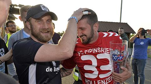 Der damalige Löwen-Trainer Daniel Bierofka (l.) genießt mit Sascha Mölders den Meister-Trubel.
