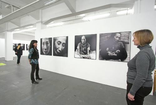 Erika Nüchter (li.) und Galeriemitarbeiterin Christa Hoffmann vor Walter Schels&rsquo; Fotos.
