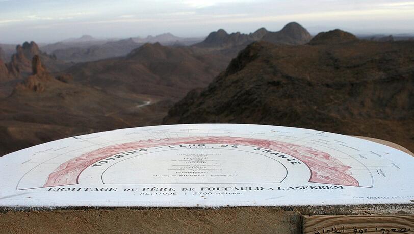 Der Blick von Charles de Foucaulds Einsiedelei in der algerischen Sahara auf das Assekrem-Massiv. Der Blick von Charles de Foucaulds Einsiedelei in der algerischen Sahara auf das Assekrem-Massiv.