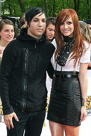 Ashlee Simpson (27), US-Sängerin, und Pete Wentz (32), Bassist,
sind geschieden. Die Scheidung wurde am 22. November rechtskräftig,
wie die Zeitschrift &bdquo;People&ldquo; unter Berufung auf Gerichtsunterlagen
berichtete. Simpson hatte im Februar die Scheidung eingereicht
unüberbrückbare Differenzen als Grund angegeben. Die Schwester von
Sängerin Jessica Simpson und der Bassist der Band Fall Out Boy
hatten im Mai 2008 geheiratet. Im November desselben Jahres kam ihr
Sohn Bronx Mowgli zur Welt.