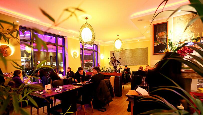 Jack Pham alias Jack Glockenbach serviert in seinem loungeartigen Lokal nicht nur vietnamesische Gerichte, sondern immer auch die entsprechende Geschichte dazu. Jack Pham alias Jack Glockenbach serviert in seinem loungeartigen Lokal nicht nur vietnamesische Gerichte, sondern immer auch die entsprechende Geschichte dazu.