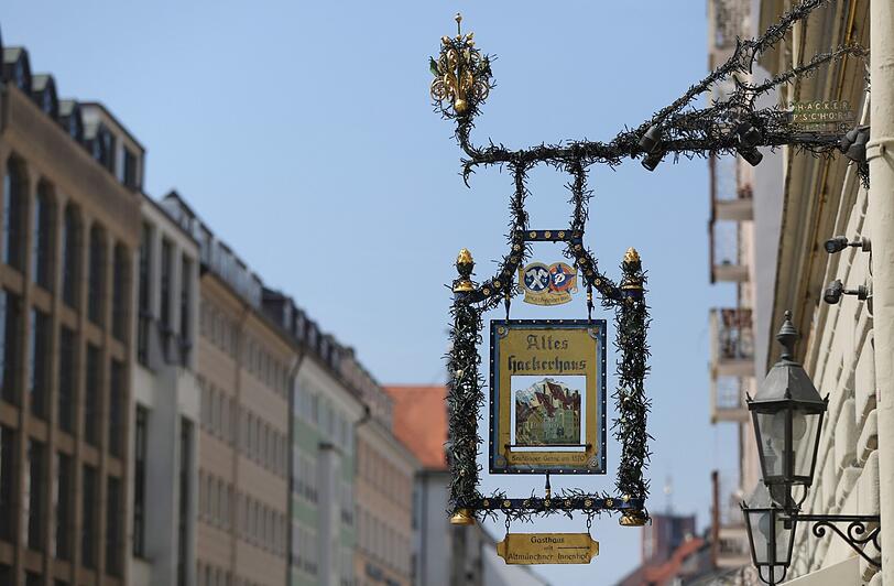Grün umrankt ist das Schild am Alten Hackerhaus in der Sendlinger Straße.