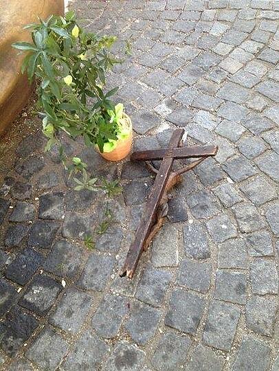 ... haben Passanten am Mittwoch in der Früh auf dem Boden entdeckt. Neben dem Buddha...