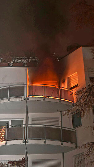 In der Paul-Heyse-Straße werden bei einem Wohnungsbrand zwei Menschen verletzt.
