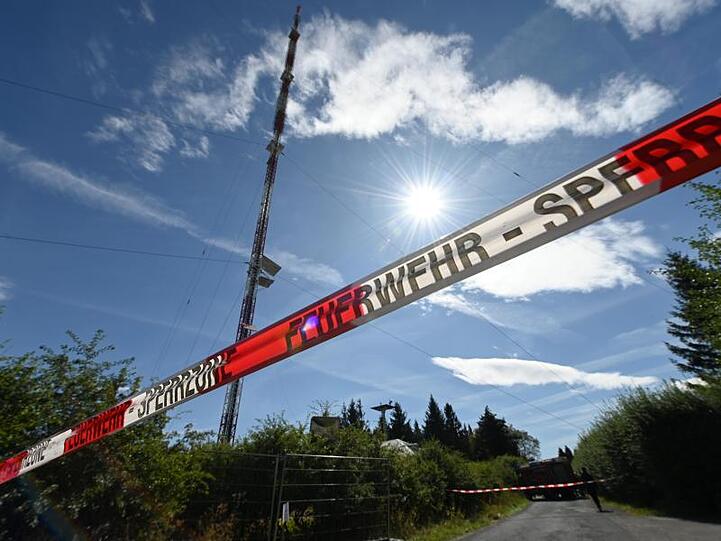 Blick auf den Sendeturm auf dem Hohen Meißner, von dem eine Wartungsgondel abgestürzt war. F. Foto: Uwe Zucchi/dpa
