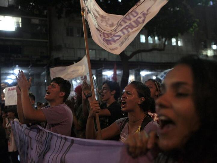 Demonstranten protestieren in Rio de Janeiro gegen die geplanten Einschnitte der Regierung in der Bildung.