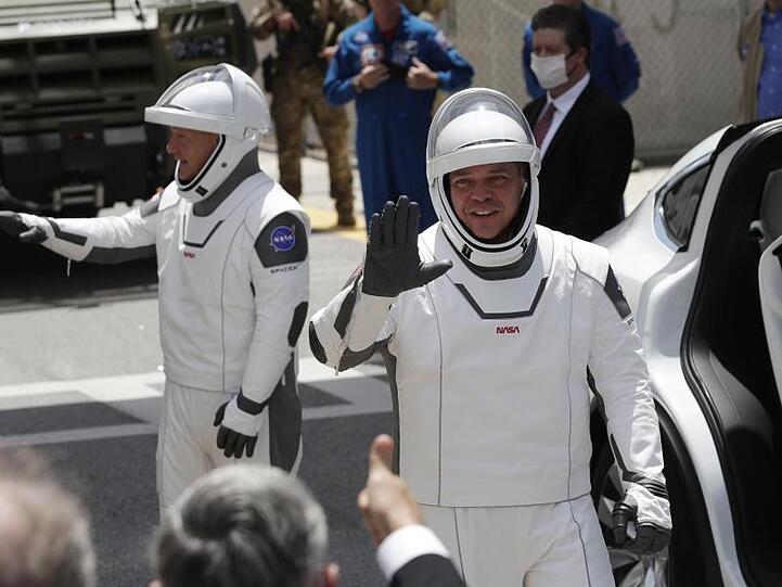 Die NASA-Astronauten Douglas Hurley (l.) und Robert Behnken auf dem Weg zur Startrampe 39-A für den zweiten Startversuch der SpaceX "Falcon 9"-Rakete im Kennedy Space Center.