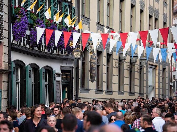 Besucher der 68. Sandkerwa im Jahr 2018 tummeln sich in den Gassen von Bamberg. Foto: Nicolas Armer/Archivbild