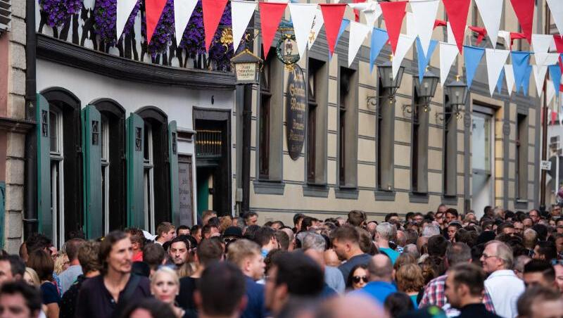 Besucher der 68. Sandkerwa im Jahr 2018 tummeln sich in den Gassen von Bamberg. Foto: Nicolas Armer/Archivbild Besucher der 68. Sandkerwa im Jahr 2018 tummeln sich in den Gassen von Bamberg. Foto: Nicolas Armer/Archivbild