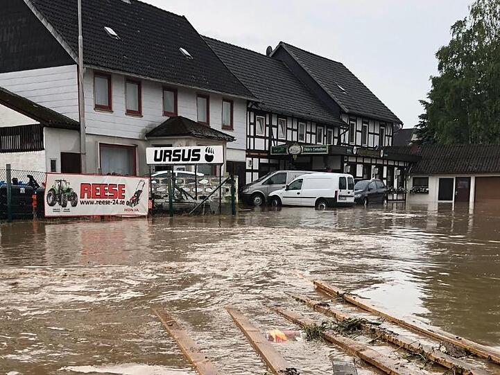Starkregen hat eine Straße im niedersächsischen Bad Gandersheim überflutet.