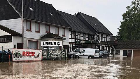 Starkregen hat eine Straße im niedersächsischen Bad Gandersheim überflutet.