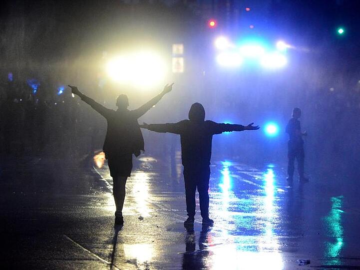 G20-Demonstranten stellen sich in der Krawallnacht einem Wasserwerfer in den Weg.