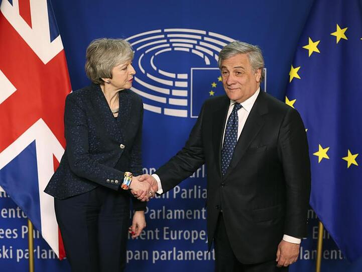 EU-Parlamentspräsident Antonio Tajani begrüßt Großbritanniens Premierministerin Theresa May in Brüsel.
