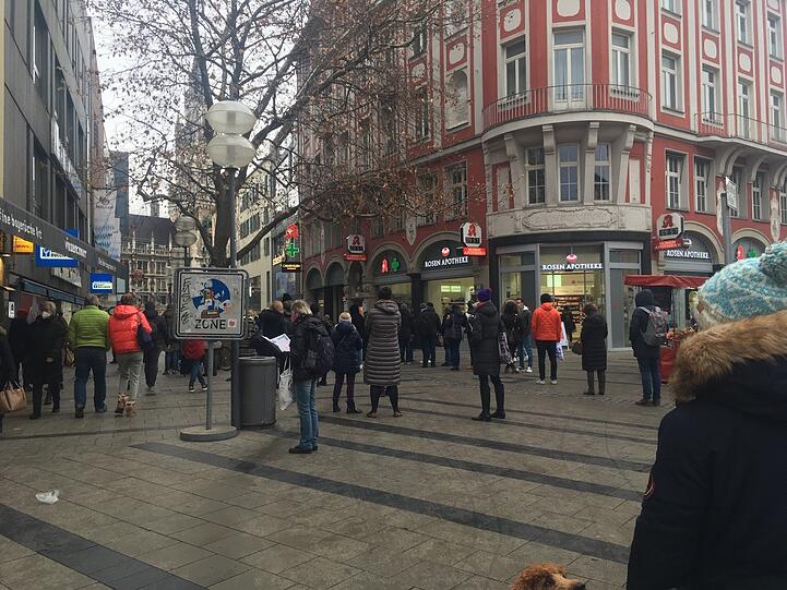 Auch in der Rosenstraße mit Blick auf den Marienplatz stehen am Samstag etliche Menschen an, um einzukaufen. Es drängelt aber niemand.